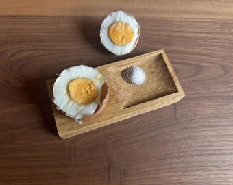 Eierbecher aus massiver Eiche handgefertigt mit Salz-Pfeffer-Mulde – minimalistisch Holz Unikat