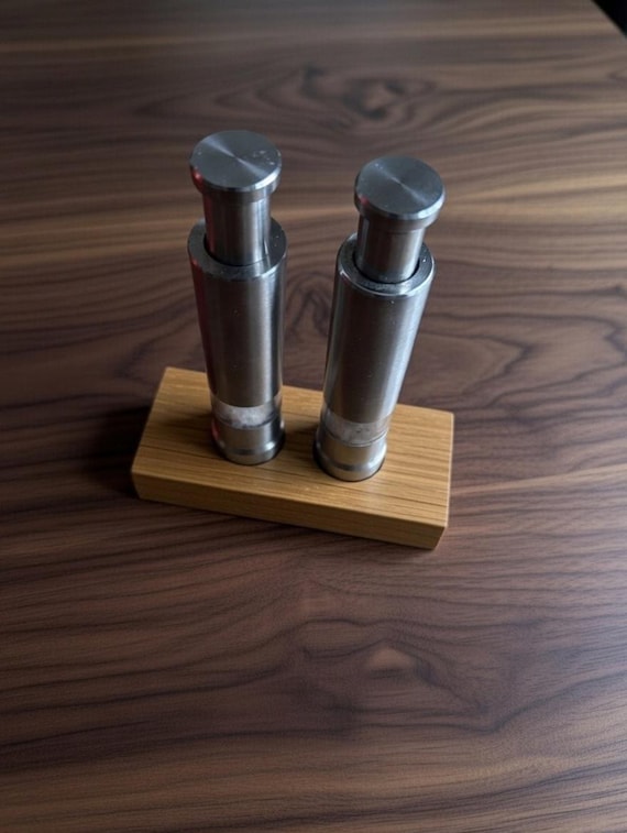 Gewürzmühlen Set mit Eichenständer Edelstahl Salz und Pfeffermühle Einhandbedienung, Gewürzstreuer Holz, Geschenk Küche, Versand in 24h