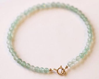 Pulsera pequeña de cristal de aventurina verde, cierre de oro de 14 quilates, armonía del chakra del corazón.