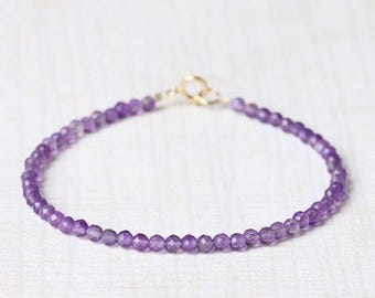 Pulsera pequeña de cristal de amatista de 3 mm con cierre de oro de 14 quilates – Piedra preciosa relajante para meditación