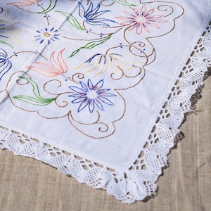 Vintage Handmade Embroidered Flower Crochet Tablecloth Linen Tea Party Wedding Lace Edge
