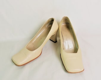 Vintage Beige Leather Square Toe Pumps, Made in Italy 90s Block Heel Court Shoes