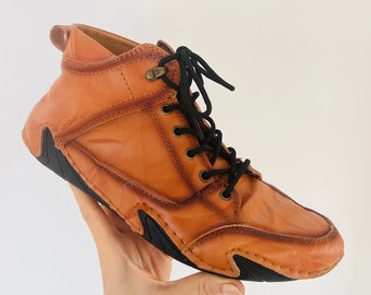 Stivaletti vintage in pelle fatti a mano anni '90, scarpe artigianali stringate color cammello, stivali retrò unici, taglia UK 7.5 EU 41 US 9.5–10