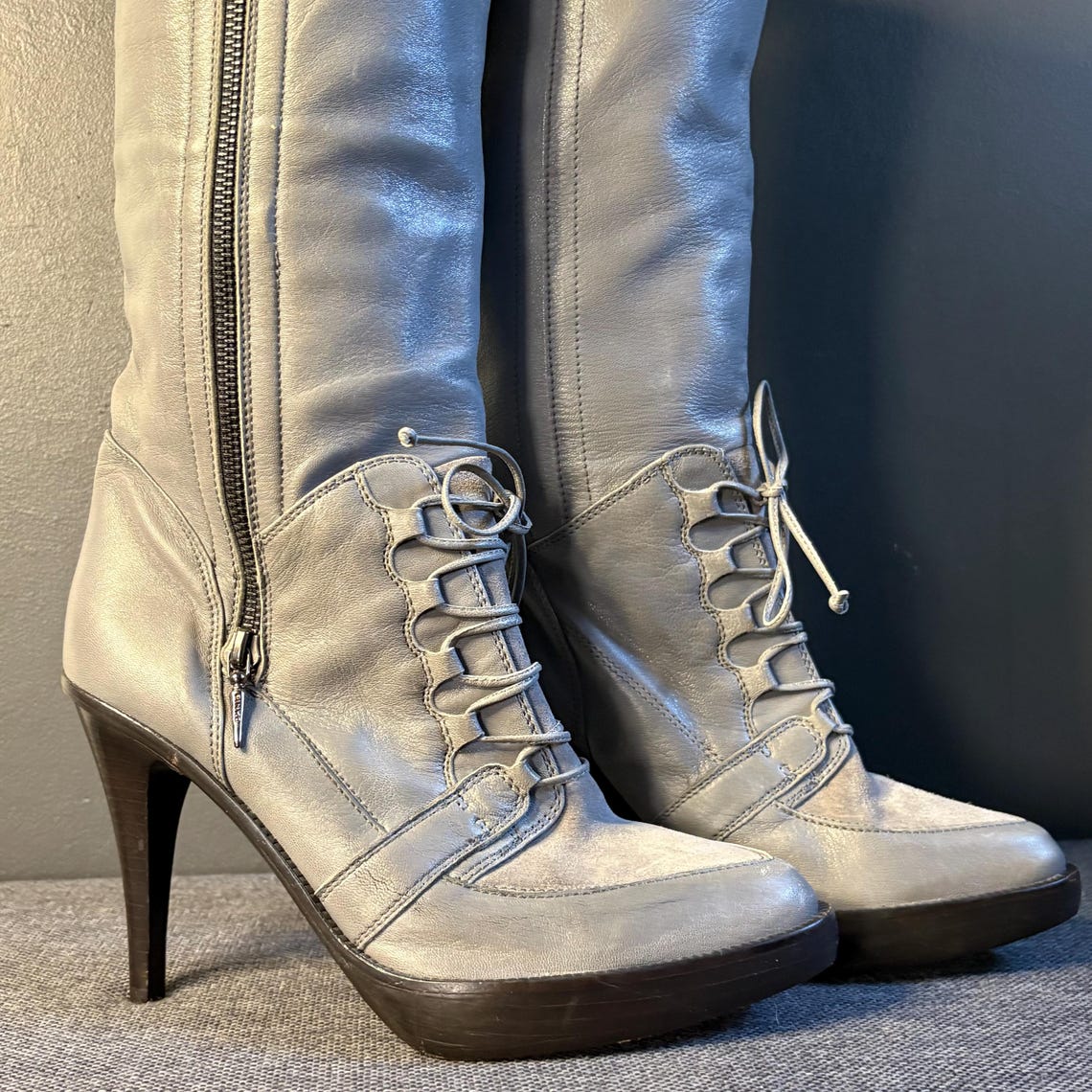 PINKO Gray Leather Knee High Boots, Italian Lace Up Stiletto Heel (38EU/7US), foto 2 di 5