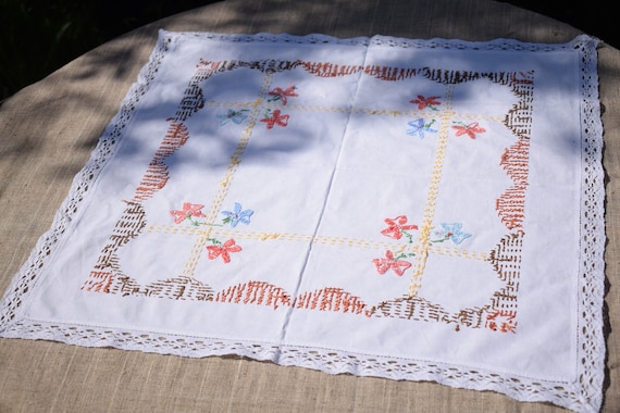 ヴィンテージ刺繍テーブルクロス：花柄レーストリム、スカンジナビア風
