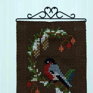 Vintage Zweedse wanddecoratie met kruissteekborduurwerk: vogelmotief