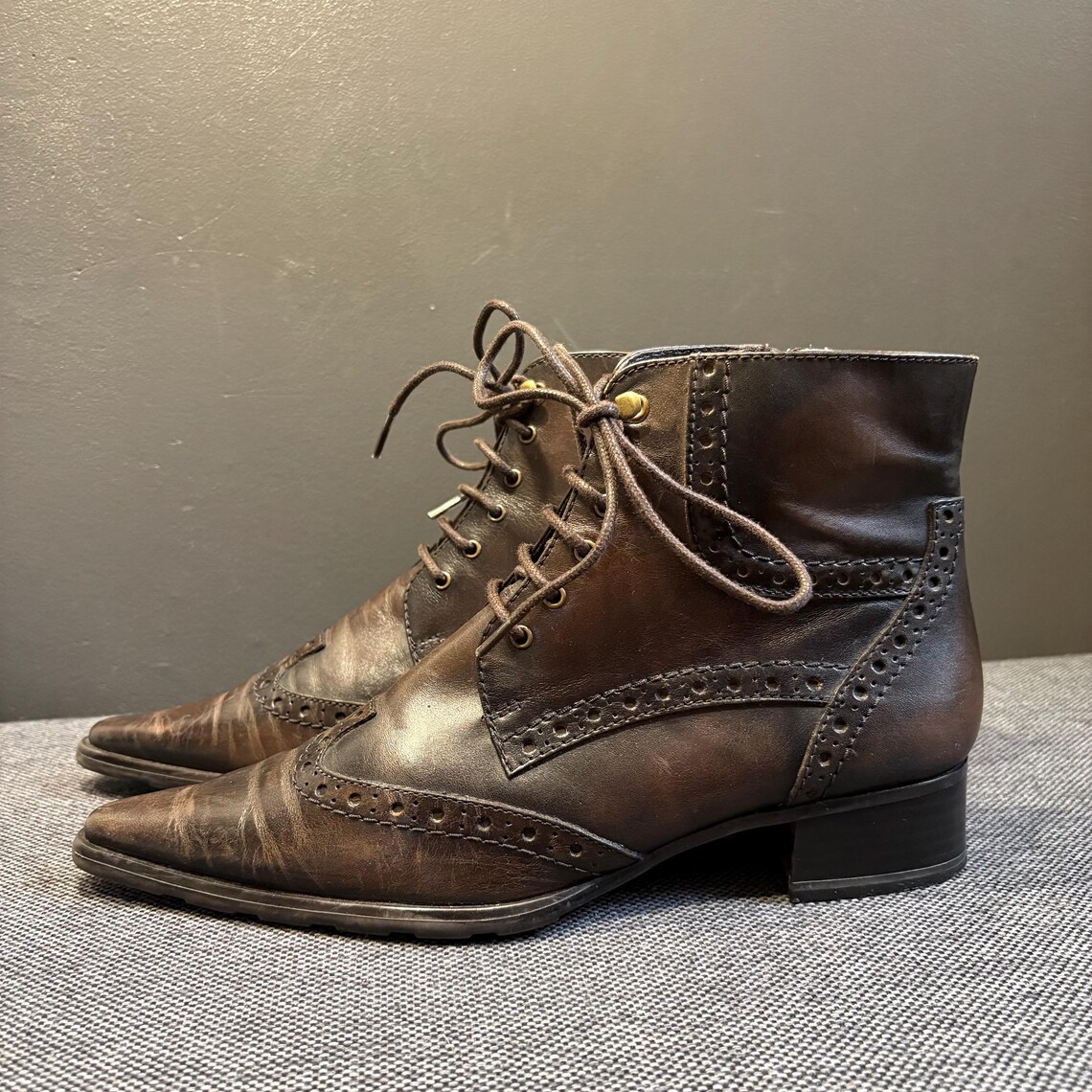 Vintage GORTZ 17 Brown Leather Oxford Brogue Ankle Boots: Dark Academia Style (38EU/7US), foto 1 di 5