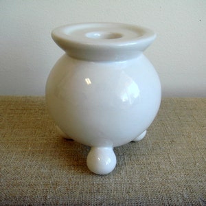 Bougeoirs vintage en céramique émaillée peints à la main. Bougeoir sur pied Poterie blanche Bougeoir. Fabriqué au Portugal