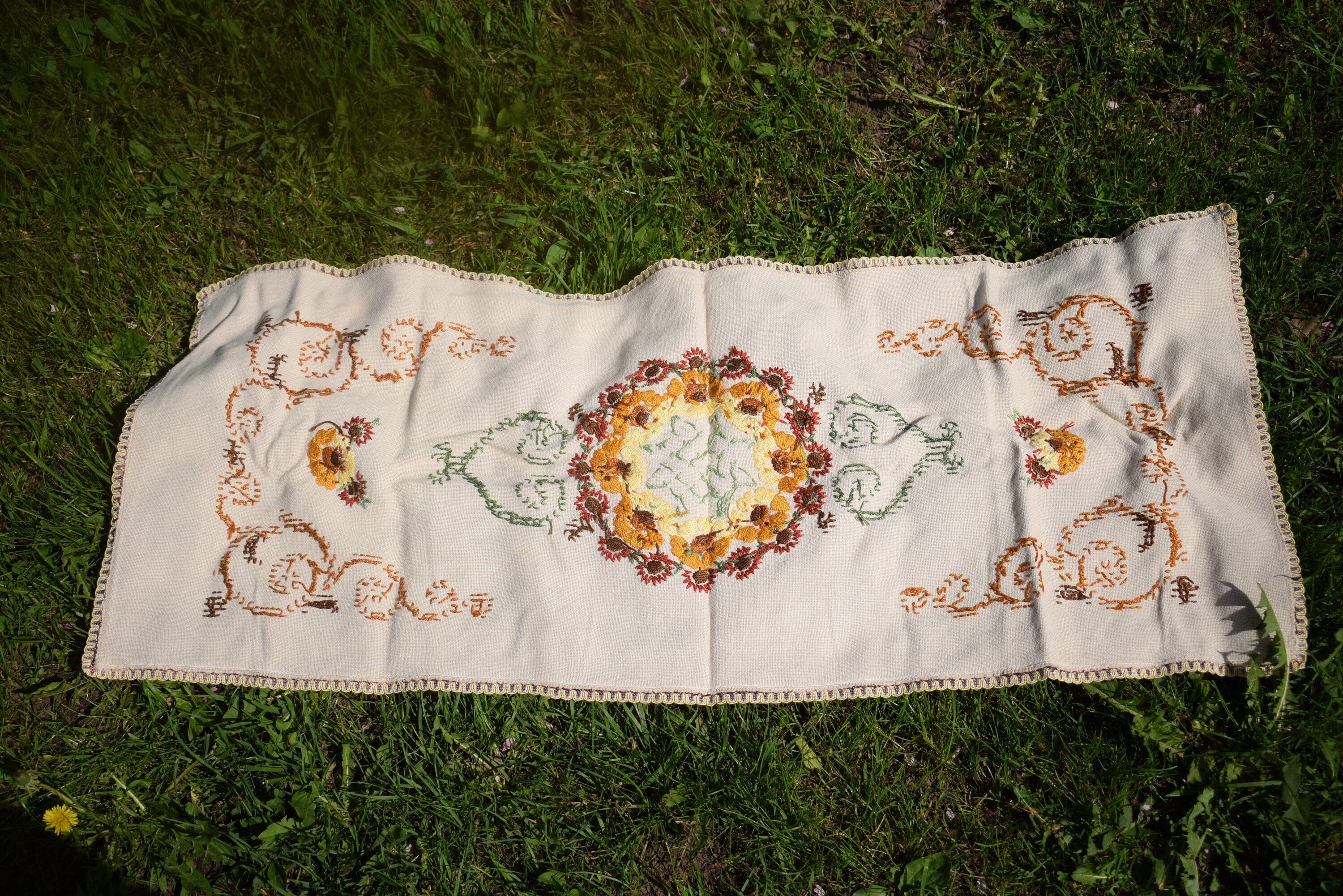 リネンの手刺繍の花柄テーブルクロス。1970 年代のスカンジナビアの