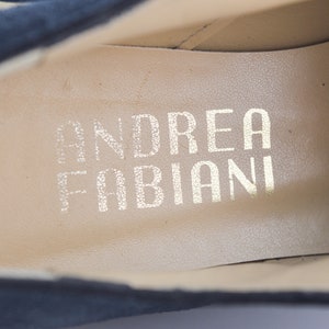 Peut inclure: Gros plan de l'int&eacute;rieur d'une chaussure en daim noir avec le nom de la marque "ANDREA FABIANI" imprim&eacute; en lettres dor&eacute;es.