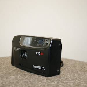 Vintage Minolta F10BF film camera red eye reduction big view finder dx auto film color print