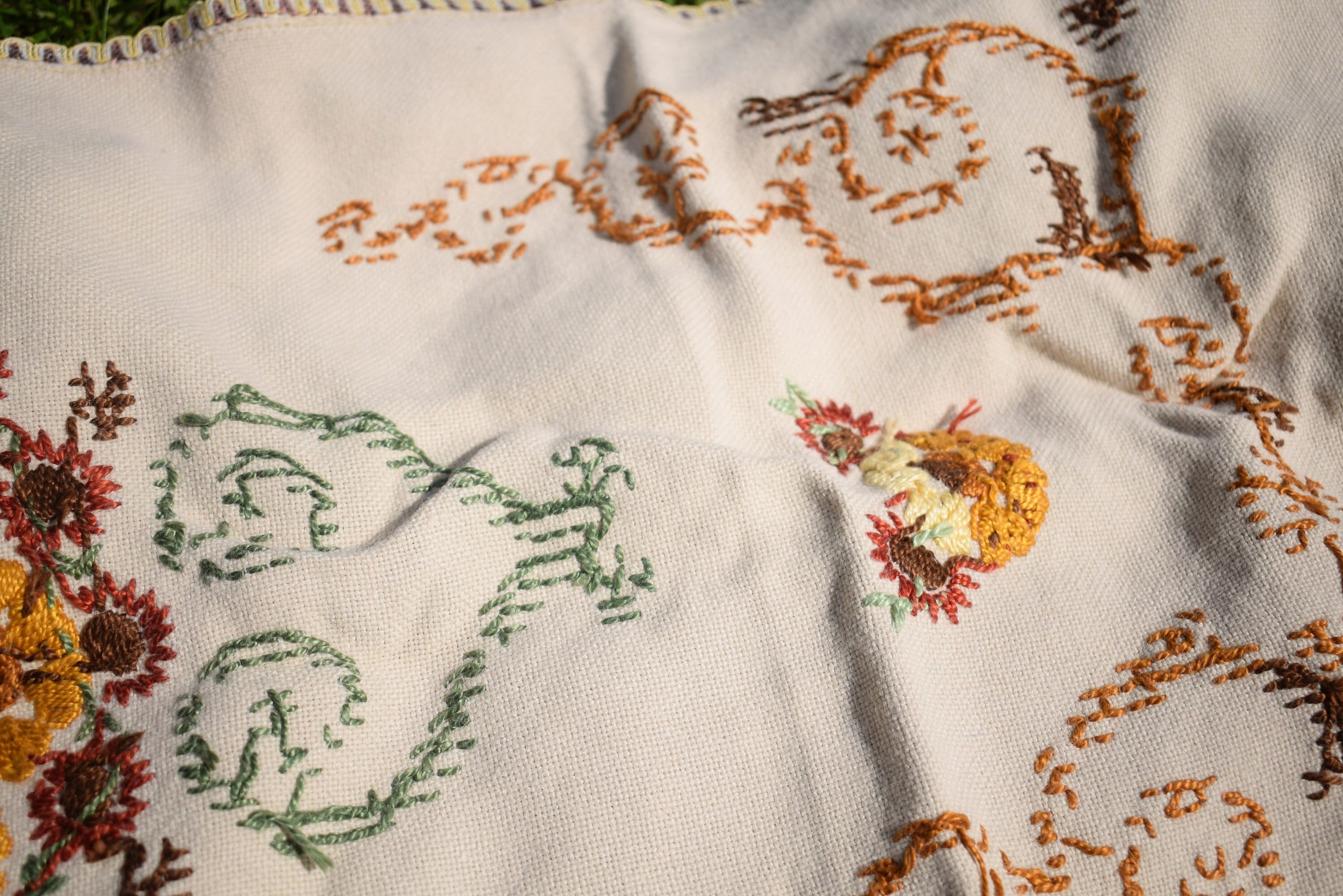 リネンの手刺繍の花柄テーブルクロス。1970 年代のスカンジナビアの