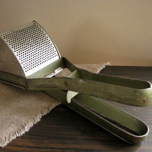 Vintage food ricer 1970s Potato press Potato masher Retro kitchen ricer Metal vegetable press Potato press Kitchen tool kitchen gadget Gift