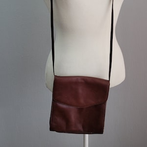Vintage Leder Umhängetasche in Kastanienbraun | Schultertasche für Damen | Huhtala | Hergestellt in Finnland