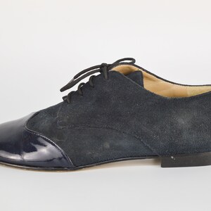 Peut inclure: Une paire de chaussures en daim bleu fonc&eacute; et en cuir verni &agrave; lacets.