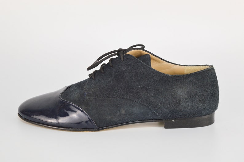 Peut inclure: Une paire de chaussures en daim bleu fonc&eacute; et en cuir verni &agrave; lacets.