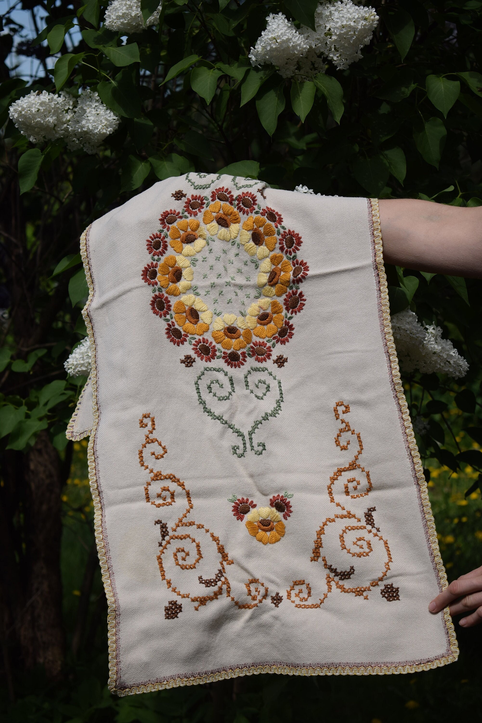 リネンの手刺繍の花柄テーブルクロス。1970 年代のスカンジナビアの