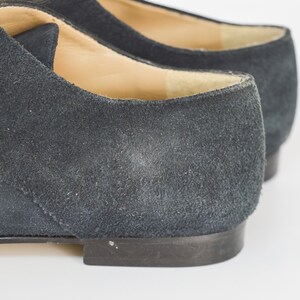 Peut inclure: Une paire de chaussures en daim bleu fonc&eacute; avec des lacets. Les chaussures ont une pointe arrondie et un talon bas.
