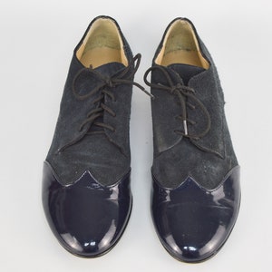 Peut inclure: Une paire de chaussures &agrave; lacets en daim et cuir verni bleu marine.