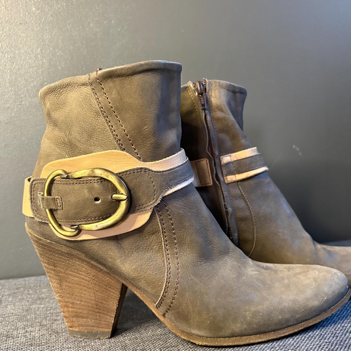 VERO Cuoio Brown Leather Ankle Boots – Western Style Cuban Heel Buckle Women's, 39 EU 8.5 US, foto 2 di 5