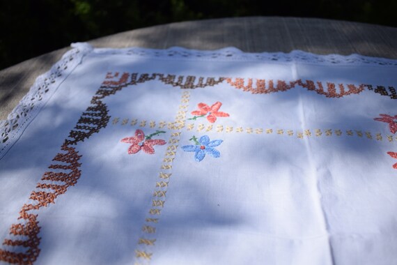 ヴィンテージ刺繍テーブルクロス：花柄レーストリム、スカンジナビア風