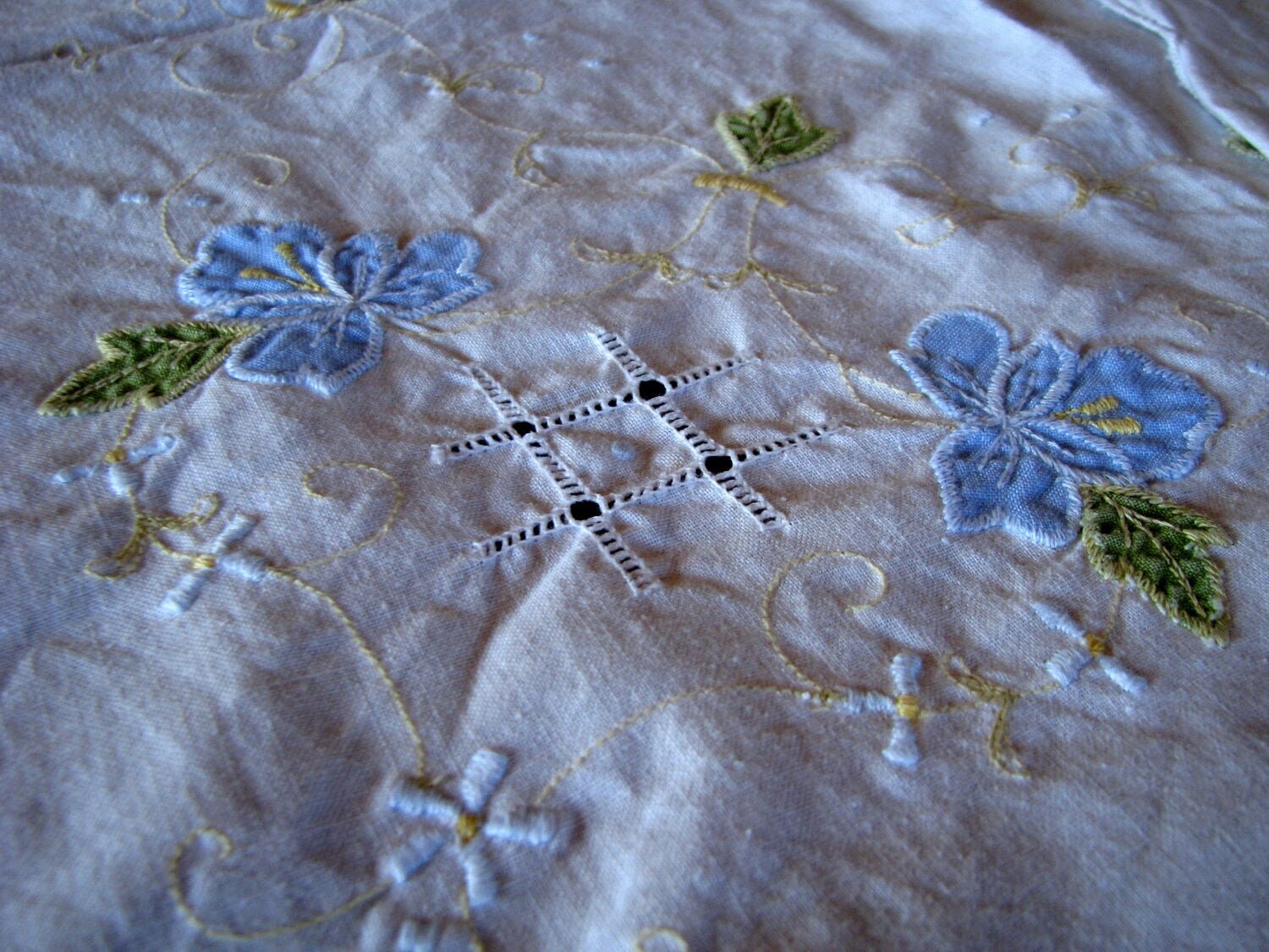ヴィンテージカットワークテーブルクロス：ハンドメイド刺繍花柄