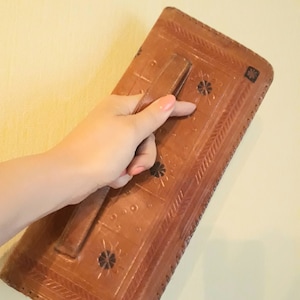Vintage Leder braun Clutch handgefertigte Volkskunst lettische antike Tasche floral Abend Geldbörse mit Griff