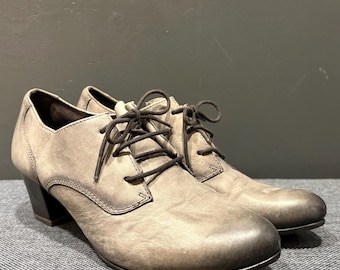 Zapatos Oxford de cuero gris con cordones de Marco Tozzi, estilo casual elegante y minimalista.