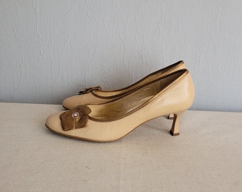 Vintage Högl Cream Leather Kitten Heels 1990s, Floral Detail Pumps Women UK 6.5 EU 40 US 9–9.5, Elegant Low Heel Shoes