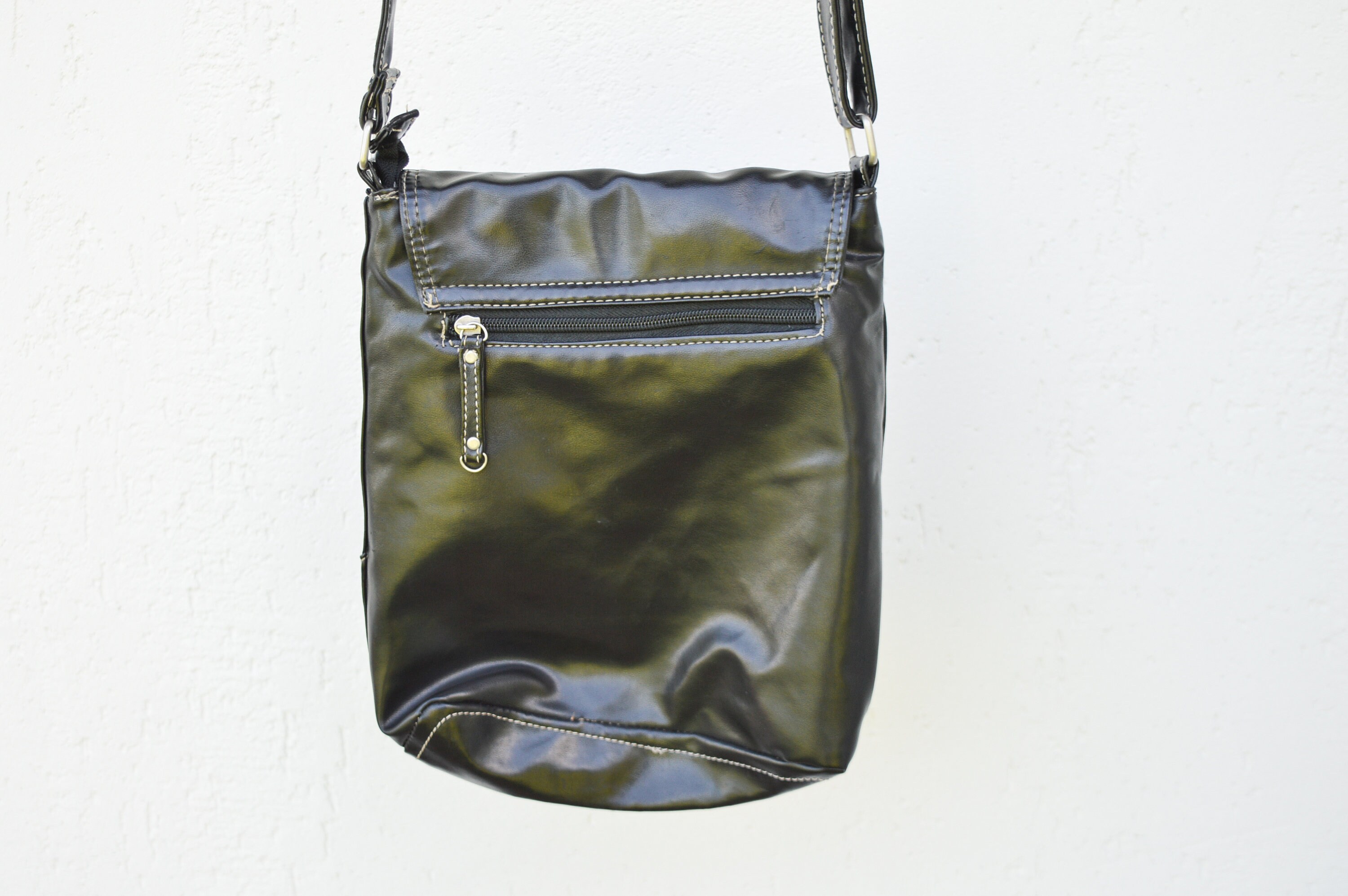 Vintage Soft Leather Flap Bag in Black | Zipper and Magnetic Vintage Soft Leather Flap Bag in Black | Zipper and Magnetic