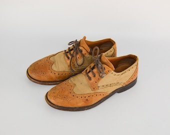 Zapatos Oxford vintage de cuero bicolor de los años 90 con puntera de ala, talla UK 6 EU 39 US 8–8.5, zapatos Derby color beige tostado, estilo retro clásico con cordones.