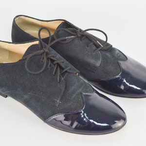 Peut inclure: Une paire de chaussures &agrave; lacets en daim et cuir verni bleu marine.