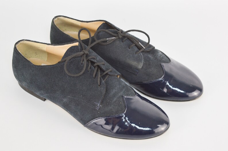 Peut inclure: Une paire de chaussures &agrave; lacets en daim et cuir verni bleu marine.