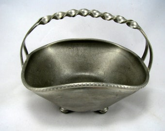 Panière à pain en métal argenté, avec poinçons Panière à pain en métal argenté, avec poinçons