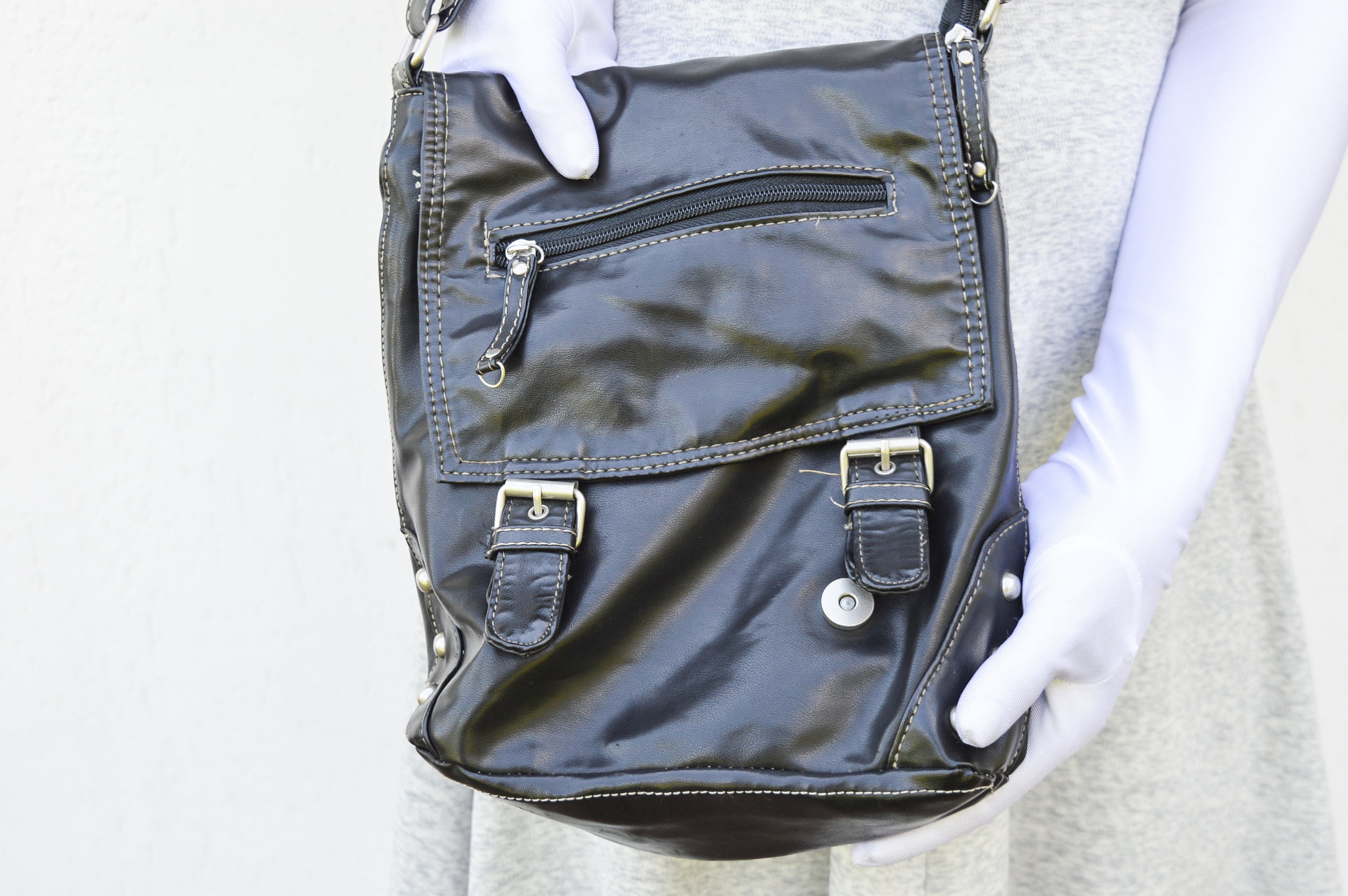 Vintage Soft Leather Flap Bag in Black | Zipper and Magnetic Vintage Soft Leather Flap Bag in Black | Zipper and Magnetic