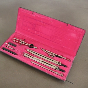Set completo di bussole vintage dell'era sovietica in custodia originale in similpelle 8 pezzi Strumenti da disegno Strumenti per il disegno e le tracce Strumenti Protract