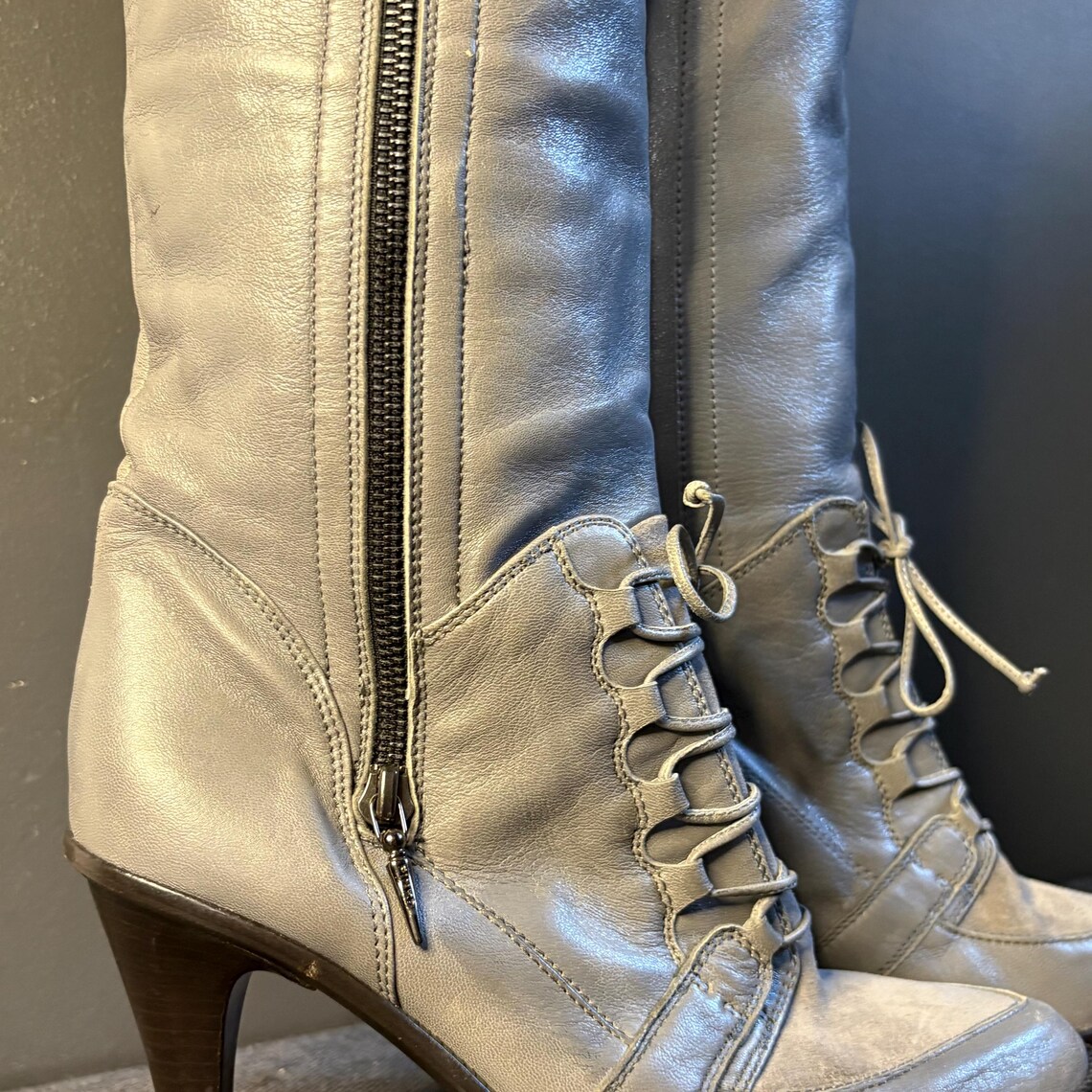 PINKO Gray Leather Knee High Boots, Italian Lace Up Stiletto Heel (38EU/7US), foto 3 di 5