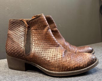 Tamaris Brown Embossed Leather Ankle Boots Women EU 39.5, Snake Print Boots, Cowboy Style Leather Booties, Low Heel Zip Boots