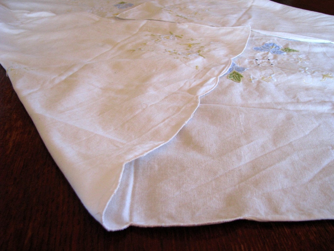 ヴィンテージカットワークテーブルクロス：ハンドメイド刺繍花柄