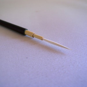 Fine line brush