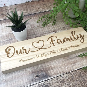 Placa de parede de madeira autônoma personalizada com gravação de família de 32 cm | Presentes para mães e familiares, decoração de lembranças de família com arte em forma de coração