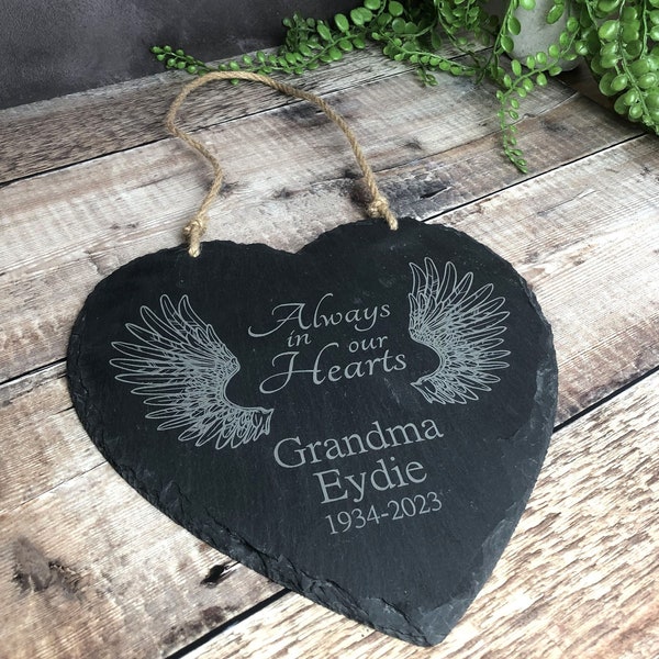 Grand panneau personnalisé de coeur suspendu d’ardoise - toujours dans nos coeurs, plaque commémorative, plaque de coeur d’ardoise, nom personnalisé de plaque suspendue