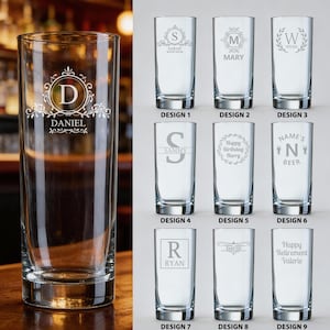 Puede incluir: Vasos de vidrio transparente personalizados. Los vasos están grabados con varios diseños, incluyendo iniciales, nombres y mensajes de celebración. Los vasos son altos y cilíndricos, adecuados para bebidas.