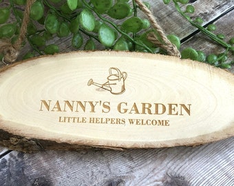 Enseigne suspendue en bois gravée pour le jardin d&#39;une nounou personnalisée | Cadeaux pour les grands-parents | Cadeaux jardinier | Panneau d&#39;attribution | Enseigne de jardin