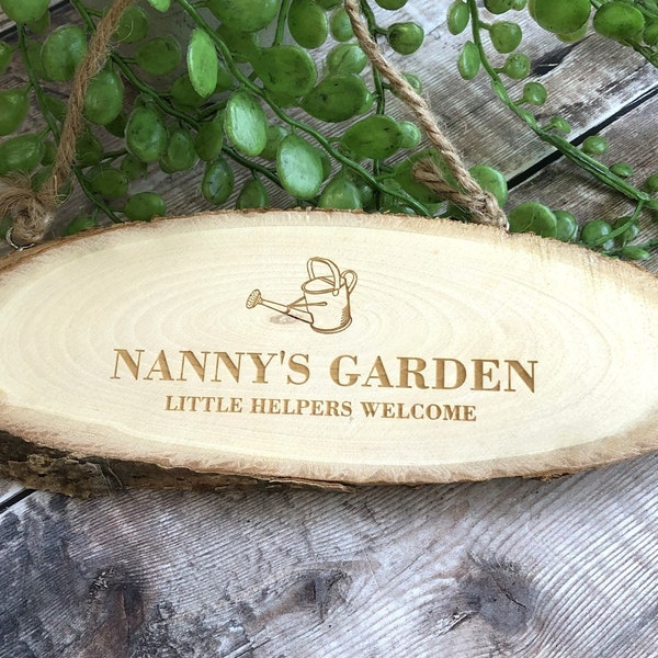 Enseigne suspendue en bois gravée pour le jardin d'une nounou personnalisée | Cadeaux pour les grands-parents | Cadeaux jardinier | Panneau d'attribution | Enseigne de jardin