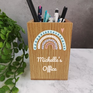 Puede incluir: Porta lápices de madera con un diseño de arcoíris y el texto "Michelle's Office".