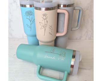 Gepersonaliseerde koffiemokbeker met handvat en rietje (Stanley-stijl): 40oz geïsoleerde fles - geboortebloemontwerp