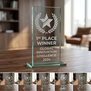 Peut inclure: Un troph&eacute;e en verre transparent avec le texte "1st PLACE WINNER GLOBAL INNOVATION CHALLENGE 2024". Le troph&eacute;e pr&eacute;sente une &eacute;toile et une couronne de laurier. Plusieurs petits troph&eacute;es sont affich&eacute;s en dessous.
