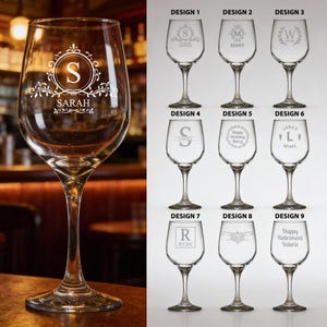 Può includere: Bicchieri da vino trasparenti con vari disegni incisi. Un bicchiere presenta la lettera "S" con il nome "Sarah". Altri disegni includono iniziali, nomi e messaggi. I bicchieri sono esposti in un ambiente da bar.