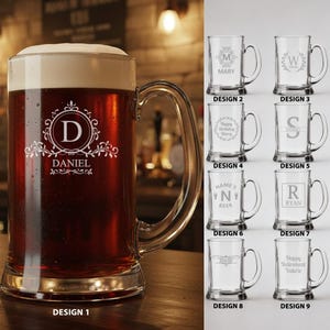 Könnte beinhalten: Ein großer Bierkrug aus Glas, gefüllt mit dunklem Bier und Schaum, mit dem Namen "DANIEL" und einem dekorativen Design auf der Vorderseite. Zusätzliche Glaskrüge mit verschiedenen Designs und Texten werden angezeigt.